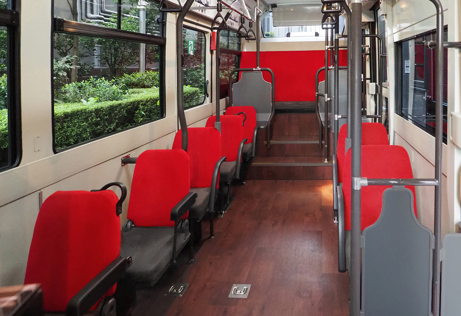 シャトルバス内装