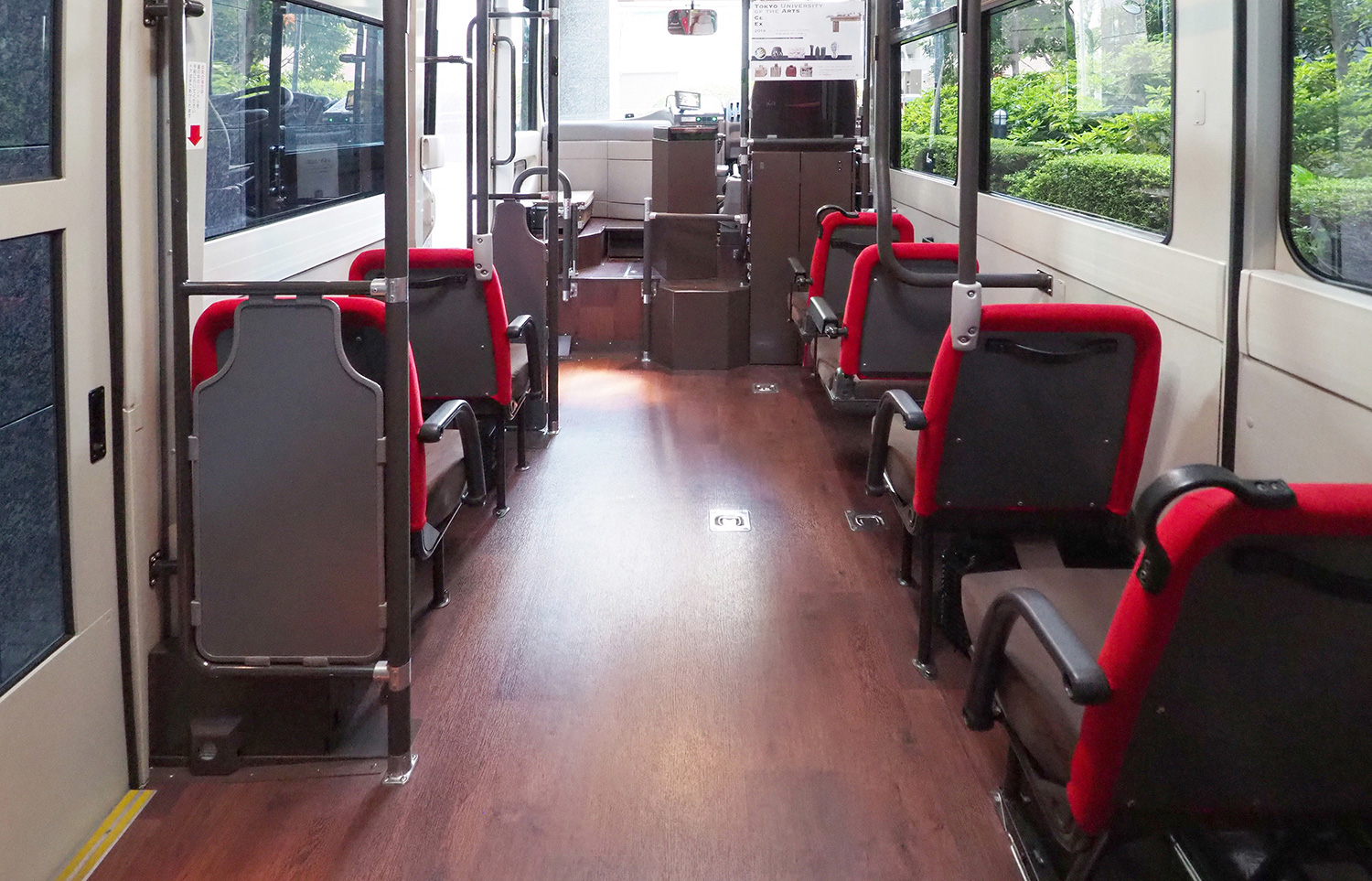 シャトルバス内装